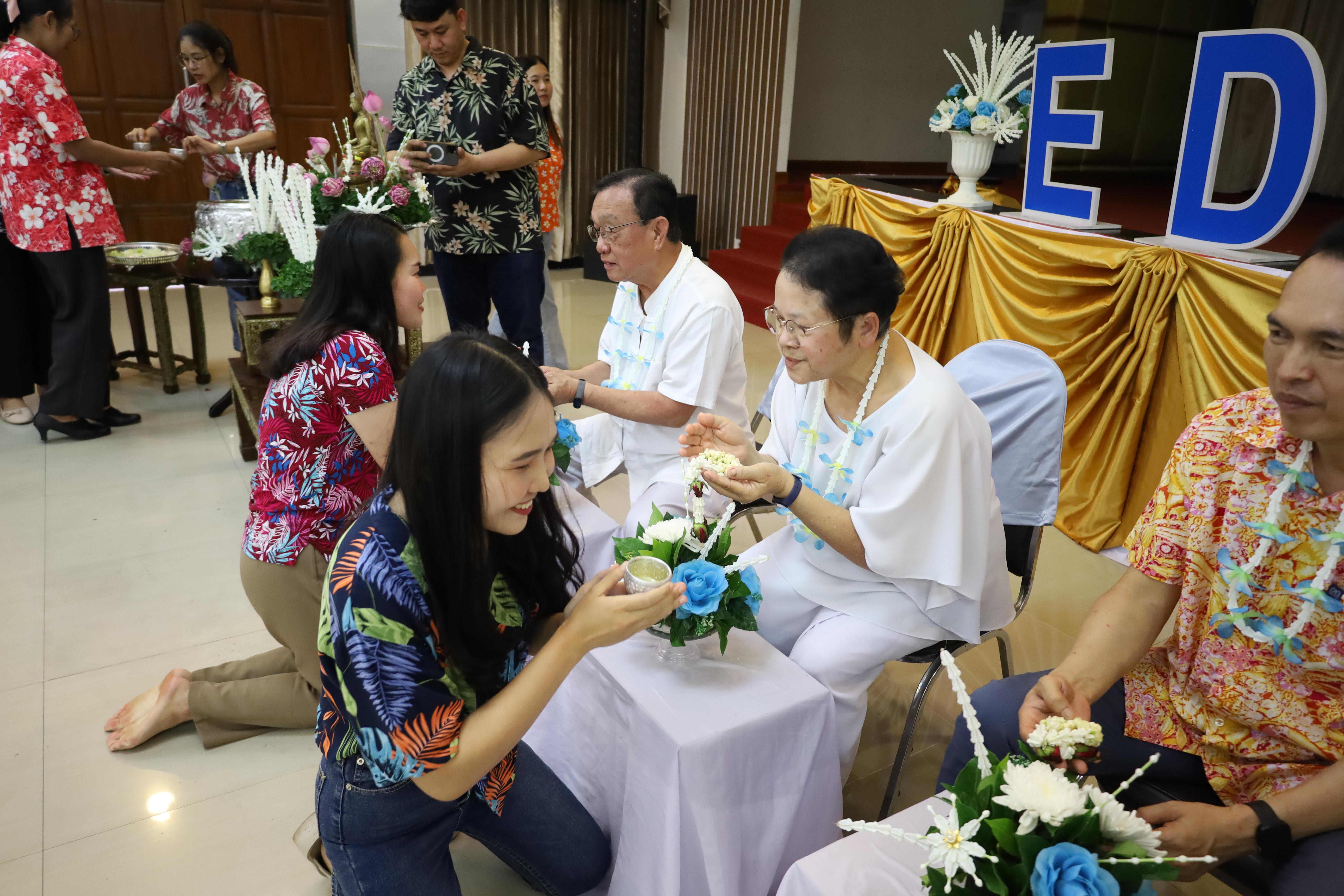 134. วันที่ 26 เมษายน 2568 สาขาการบริหารการศึกษา ได้จัดกิจกรรมรดน้ำดำหัวคณาจารย์ระดับบัณฑิตศึกษา ประจำสาขาการบริหารการศึกษา ณ ห้องประชุมครุร่มสัก 1 ชั้น 3 อาคารคณะครุศาสตร์